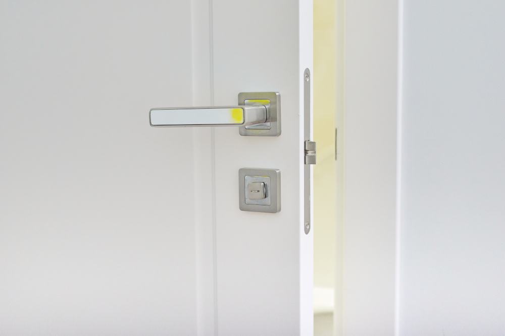 Montaż nowoczesnych klamek do drzwi -kluczowe kroki i porady
